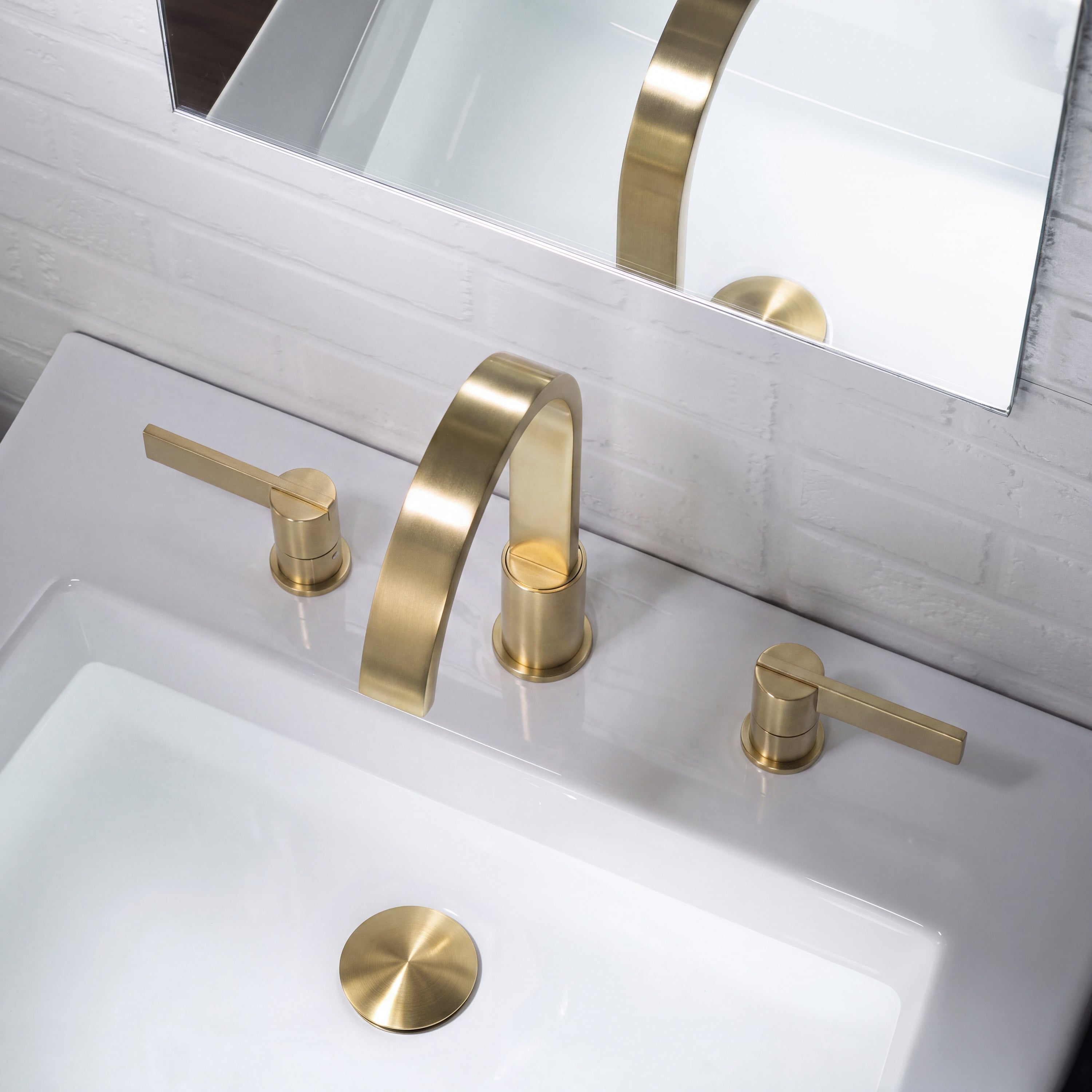 Serie 145™ - Widespread Two Handle Bathroom Faucet